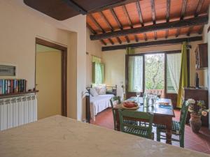 una cucina e un soggiorno con tavolo e sedie di Apartment Borgo della Limonaia-1 by Interhome a Pieve a Nievole