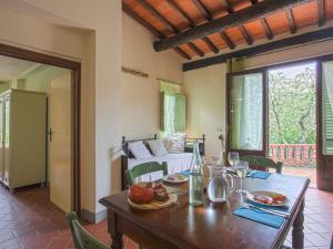 uma sala de jantar com uma mesa e uma cama em Apartment Borgo della Limonaia-1 by Interhome em Pieve a Nievole