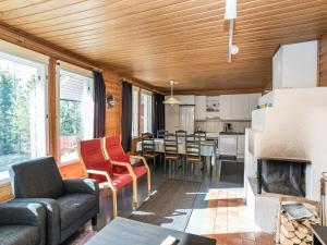 een woonkamer met een bank en een open haard bij Holiday Home Rintelä 5a by Interhome in Ruka