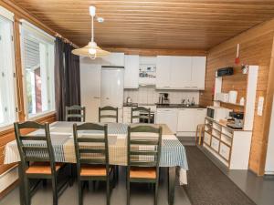 een keuken en eetkamer met een tafel en stoelen bij Holiday Home Rintelä 5a by Interhome in Ruka +11 foto's