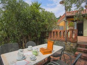 una mesa y sillas en un patio en Holiday Home Borgo della Limonaia-2 by Interhome, en Pieve a Nievole