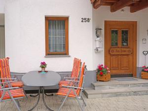 einen Tisch und Stühle vor einem Haus in der Unterkunft Apartment Pircher by Interhome in See