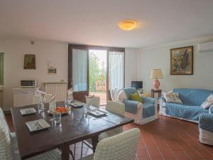 sala de estar con mesa y sillas en Holiday Home Borgo della Limonaia-2 by Interhome, en Pieve a Nievole