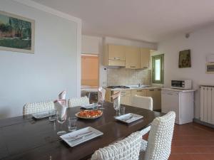 comedor con mesa y sillas y cocina en Holiday Home Borgo della Limonaia-2 by Interhome, en Pieve a Nievole