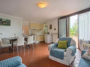 sala de estar con sofá y sillas y cocina en Holiday Home Borgo della Limonaia-2 by Interhome, en Pieve a Nievole