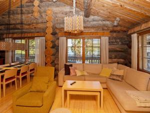 ルカにあるHoliday Home Villa vuosselinjärvi by Interhomeのリビングルーム(ソファ、テーブル付)