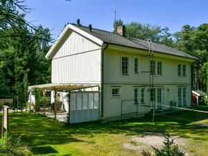 una casa verde y blanca con garaje en Holiday Home Villa ekdal by Interhome, en Kustavi