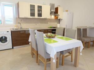 Kuchyňa alebo kuchynka v ubytovaní Holiday Home Lorenzo by Interhome