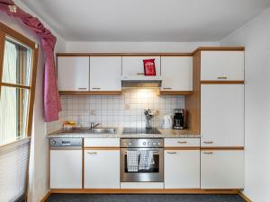 Kuchyňa alebo kuchynka v ubytovaní Apartment Kitzsteinhorn by Interhome
