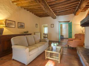 ein Wohnzimmer mit einem Sofa und einem Tisch in der Unterkunft Apartment Campiglia-5 by Interhome in Tavarnelle in Val di Pesa