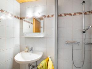 Kúpeľňa v ubytovaní Apartment Kitzsteinhorn by Interhome