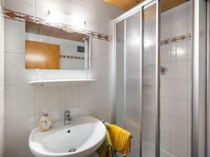 Kúpeľňa v ubytovaní Apartment Kitzsteinhorn by Interhome
