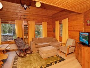 un soggiorno con un divano e una TV di Holiday Home Kivelä by Interhome a Haukiniemi