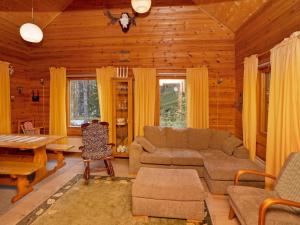 un soggiorno con un divano e un tavolo di Holiday Home Kivelä by Interhome a Haukiniemi