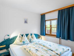 Posteľ alebo postele v izbe v ubytovaní Apartment Kitzsteinhorn by Interhome
