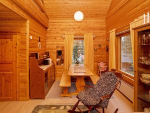 Cabaña de madera con mesa y sillas en Holiday Home Kivelä by Interhome, en Haukiniemi