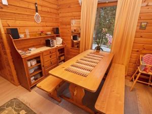 una stanza di legno con un tavolo di legno e una scrivania di Holiday Home Kivelä by Interhome a Haukiniemi Altre 24 foto