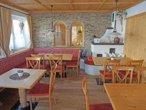 Reštaurácia alebo iné gastronomické zariadenie v ubytovaní Apartment Ladis-2 by Interhome