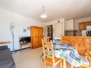 eine Küche und ein Esszimmer mit einem Tisch und Stühlen in der Unterkunft Apartment Les Hesperides-1 by Interhome in Cavalaire-sur-Mer