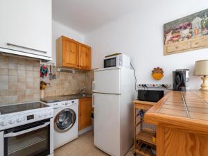 eine Küche mit einem weißen Kühlschrank und einem Geschirrspüler in der Unterkunft Apartment Les Hesperides-1 by Interhome in Cavalaire-sur-Mer