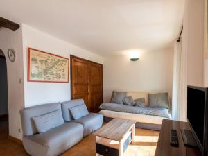 uma sala de estar com um sofá e uma mesa em Apartment Les Lantanas-1 by Interhome em Cavalaire-sur-Mer