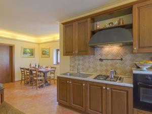 Nhà bếp/bếp nhỏ tại Holiday Home Montechioccioli-2 by Interhome
