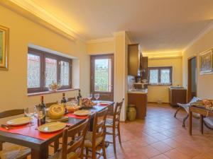 Nhà bếp/bếp nhỏ tại Holiday Home Montechioccioli-2 by Interhome
