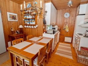 ルカにあるHoliday Home Valkeisrinne m1 by Interhomeのキッチン(テーブル、椅子付)