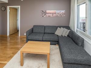 ein Wohnzimmer mit einer Couch und einem Couchtisch in der Unterkunft Holiday Home Ruka ski chalets 64- 1502 by Interhome in Ruka