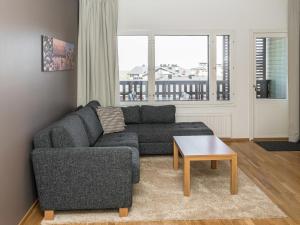 ein Wohnzimmer mit einer Couch und einem Couchtisch in der Unterkunft Holiday Home Ruka ski chalets 64- 1502 by Interhome in Ruka