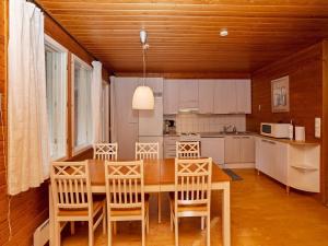 ルカにあるHoliday Home Rintelä 3a by Interhomeのキッチン(ダイニングルームテーブル、椅子付)