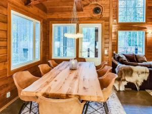 ein Esszimmer mit einem Holztisch und Stühlen in der Unterkunft Holiday Home Arctic chalet by Interhome in Ylläsjärvi