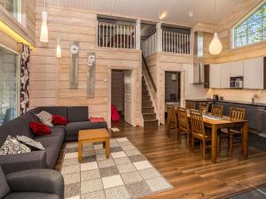 Posezení v ubytování Holiday Home Rukan villa lux a by Interhome