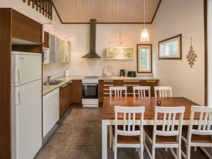 Nhà bếp/bếp nhỏ tại Holiday Home Kuura by Interhome
