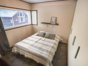 ユッラスヤルヴィにあるHoliday Home Kuura by Interhomeの小さなベッドルーム(ベッド1台、窓付)