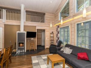 TV a/nebo společenská místnost v ubytování Holiday Home Rukan villa lux a by Interhome + 17 fotografií