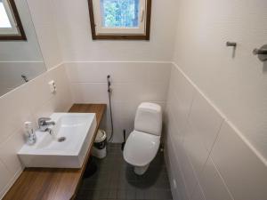 ユッラスヤルヴィにあるHoliday Home Kuura by Interhomeのバスルーム(白いトイレ、シンク付)
