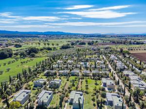una vista aerea su un parco con case di Holiday Home Di Toscana Holidays by Interhome a Collemezzano