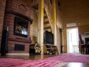 una stanza con camino e TV in un edificio di Holiday Home Pernoo 2 by Interhome a Pernoo