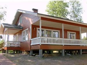 uma grande casa de madeira com um alpendre e varanda em Holiday Home Pernoo 2 by Interhome em Pernoo
