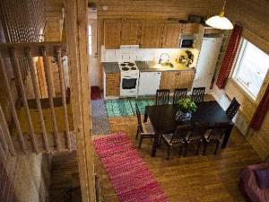 una cucina e una sala da pranzo con tavolo e sedie di Holiday Home Pernoo 2 by Interhome a Pernoo