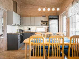 Una cocina con mesa de comedor y sillas. en Holiday Home Kanervarinne by Interhome, en Lahdenkylä 17 fotos más