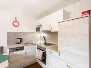 Kuchyňa alebo kuchynka v ubytovaní Apartment Sommerstein by Interhome