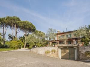 The building in which the holiday home is located