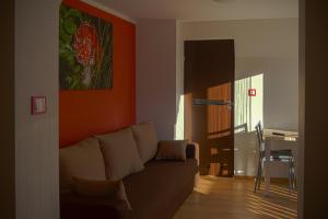 a living room with a couch and an orange wall at U Pazdurka in Szczawnica