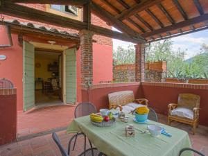 una mesa con un bol de fruta en el patio en Holiday Home Borgo della Limonaia-4 by Interhome, en Pieve a Nievole