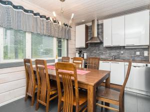 盧卡的住宿－Holiday Home Rukanloisto b by Interhome，厨房配有木制用餐室的桌椅