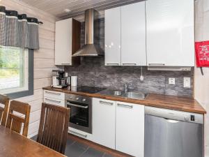 盧卡的住宿－Holiday Home Rukanloisto b by Interhome，厨房配有白色橱柜和水槽