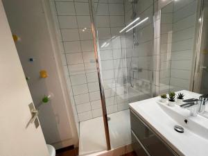 ラ・グランド・モットにあるApartment Du Soleil-4 by Interhomeのバスルーム(シャワー、洗面台、トイレ付)