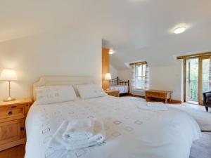 LlanfachrethにあるHoliday Home Hideaway by Interhomeの窓付きの客室で、白い大型ベッド1台が備わります。